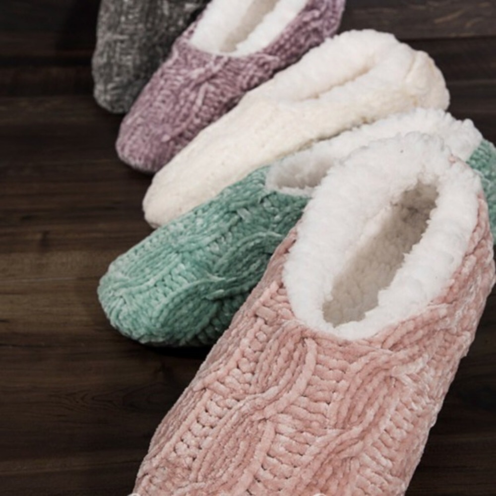 Women’s winter chenille slippers in ivory with bottom grip. NWT SIZE L/XL - Picture 5 of 5